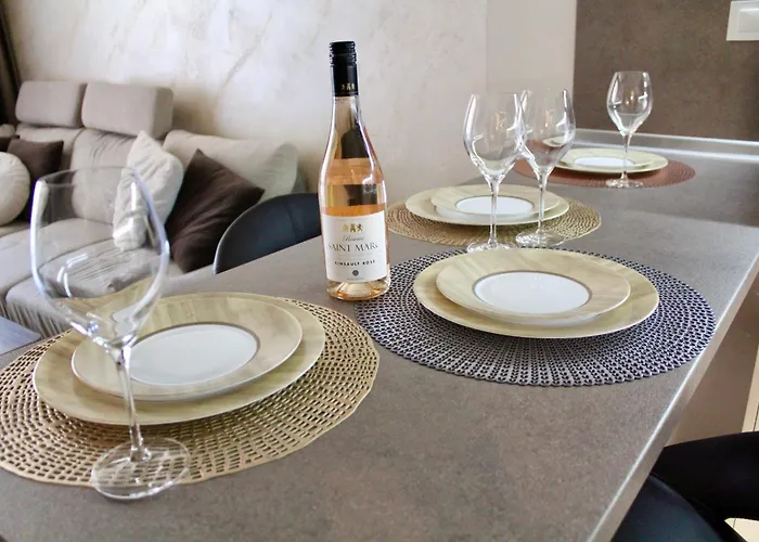 Апартамент Cozy By The Sea Бургас